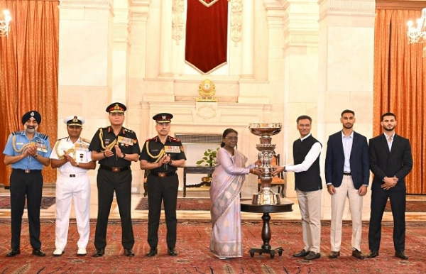 ইস্ট বেঙ্গল এফসি-র হাতে ডুরান্ড কাপ তুলে দিলেন রাষ্ট্রপতি মুর্মু