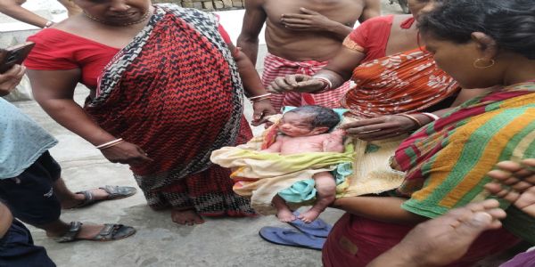 জঙ্গলে তোয়ালে মোড়া রক্তমাখা সদ্যজাত উদ্ধার, গৃহবধূর মমতায় প্রাণে বাঁচল একরত্তি