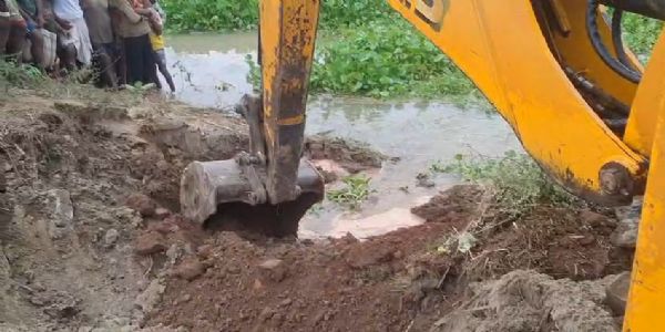 অবশেষে বাঁধ কেটে বন্যার জল নামানোর উদ্যোগ, স্বস্তি ভূতনীবাসীর