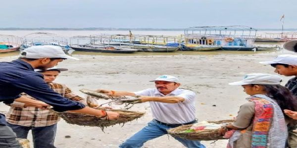 বন্যার জল কমতেই বারাণসীর ঘাটে শুরু পরিচ্ছন্নতা অভিযান
