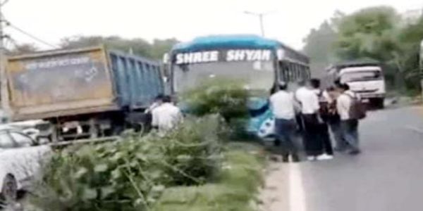 গুরুগ্রাম-ফরিদাবাদ রোডে নিয়ন্ত্রণ হারিয়ে ডিভাইডারে উঠলো বাস, ভাঙলো বিদ্যুতের খুঁটি