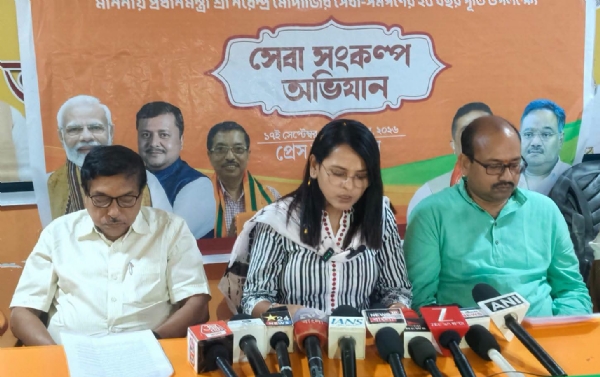 সাংবাদিক  সম্মেলনে সুমনা সরকার