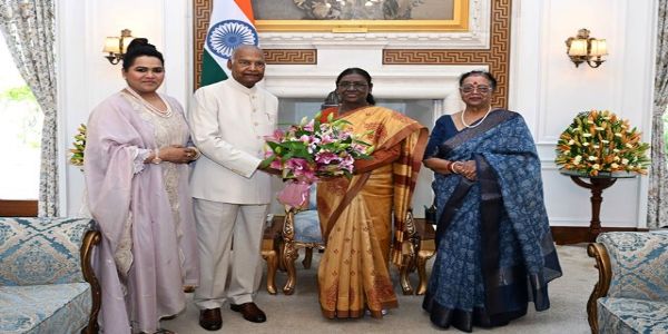 রাষ্ট্রপতি মুর্মুর সঙ্গে সপরিবারে সাক্ষাৎ প্রাক্তন রাষ্ট্রপতি রামনাথ কোবিন্দের