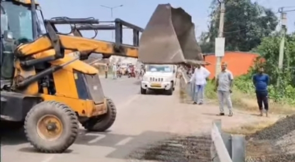 রাস্তা থেকেই ইমারতি দ্রব্য সড়াচ্ছে পুলিশ